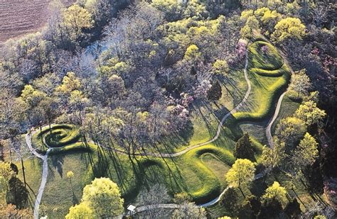  미스터리한 문양과 강렬한 색채의 조화!  The Great Serpent Mound